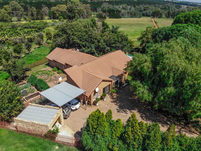 For Sale: House in Brandvlei AH with two homes, farming infrastructure, and pools.