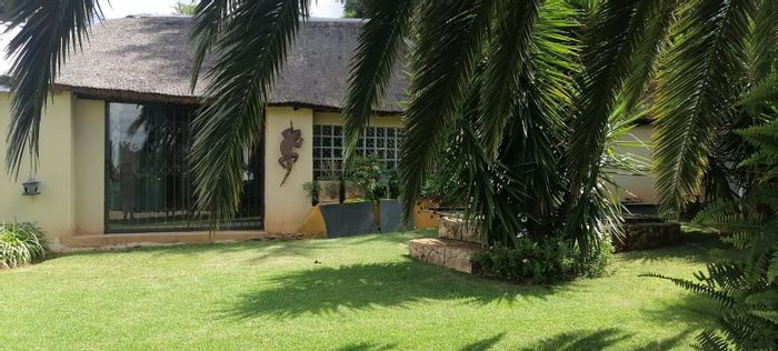 Krugersdorp North House For Sale: 6 Bedrooms, 3 Bathrooms, 2 Flats, Large Yard.