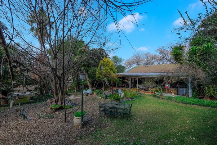 For Sale: House in Nooitgedacht with 21 rooms, pool, and expansive grounds.