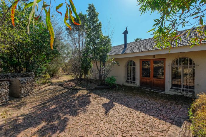 Lammermoor House For Sale: 5 beds, solar power, borehole, expansive land.