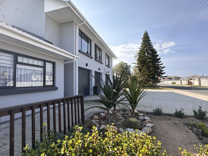 For Sale: Spacious 5-Bedroom House in Fraaiuitsig with Dual-Living Potential.