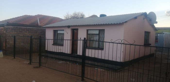 Kagiso House For Sale: 1 Bedroom, parking, near amenities, renovation potential.