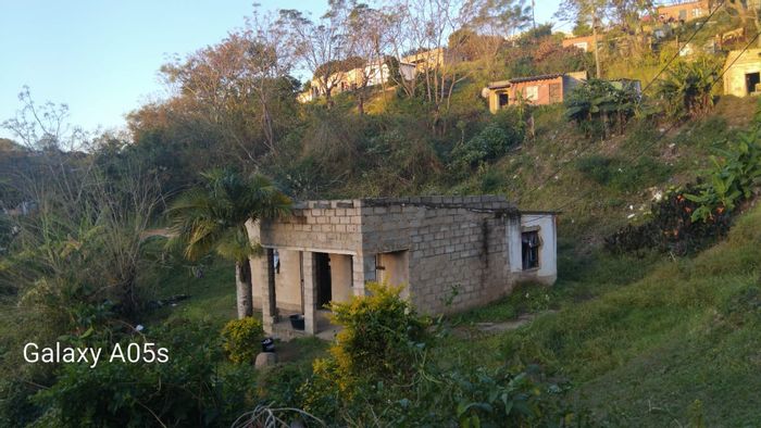 Lower Illovo House For Sale: 2 Bedrooms, yard space, near amenities and transport.