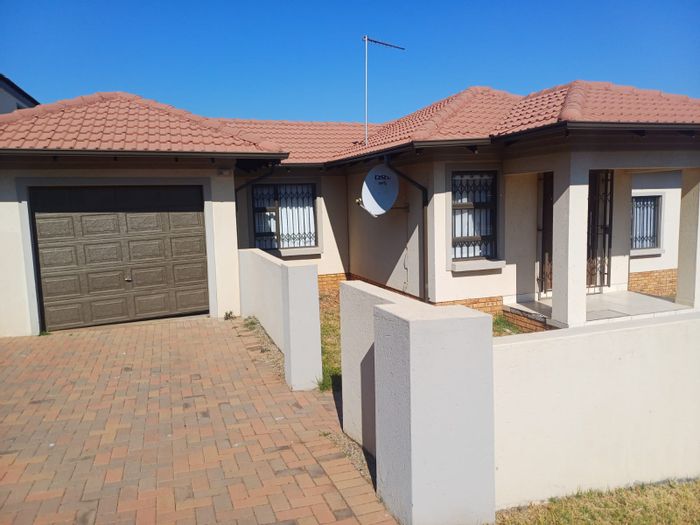 House for Sale in Krugersdorp West: 3 Bedrooms, security, nature views, garage.