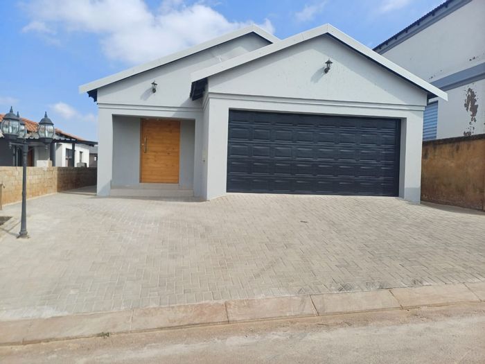 For Sale: House in Munsieville South with 3 beds, 24-hour security, pet-friendly.
