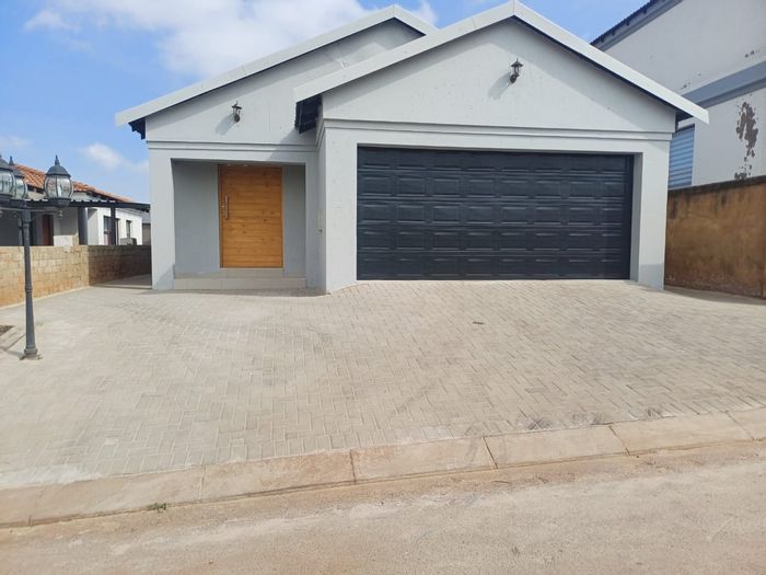 3-Bedroom Apartment To Rent in Munsieville South, secure complex, pet-friendly, garage.