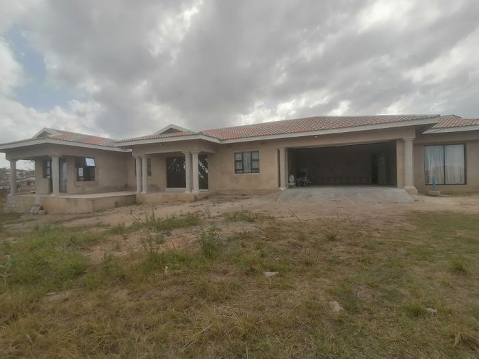 For Sale: Lovu House with 4 bedrooms, double garage, and spacious yard.