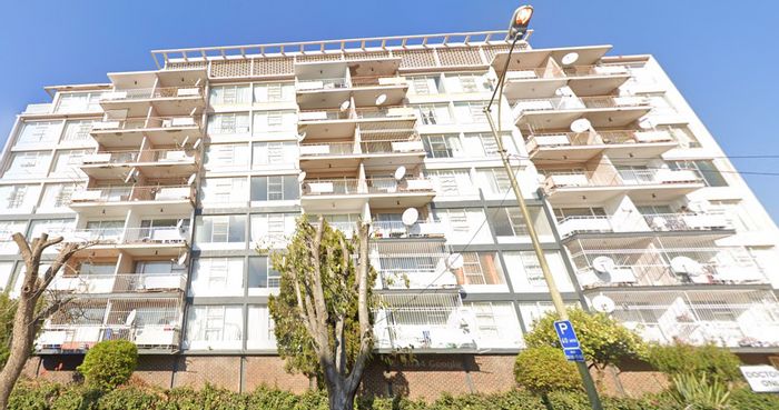 For Sale: Townhouse in Krugersdorp Central with 2 beds, balcony, and parking.