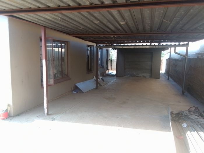 Kagiso House For Sale: 3 Bedrooms, large yard, parking for 4 vehicles.