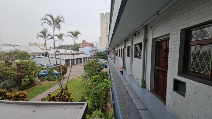Amanzimtoti Apartment For Sale: Spacious bachelor, open parking, low levies, walkable amenities.