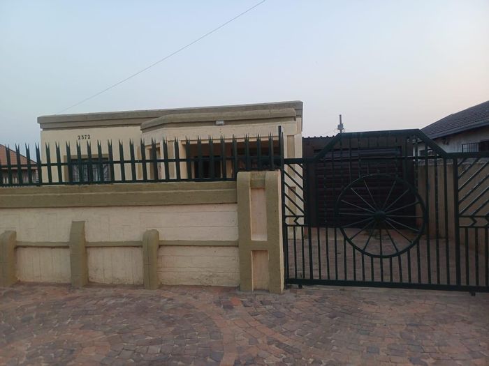 For Sale: House in Toekomsrus with 2 bedrooms, garage, and spacious yard.