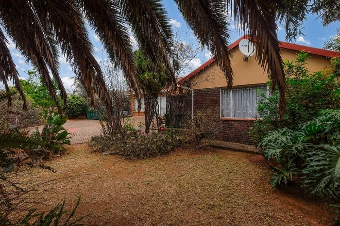 Rant En Dal House For Sale: 3 beds, pool, flatlet, double garage, garden sheds.