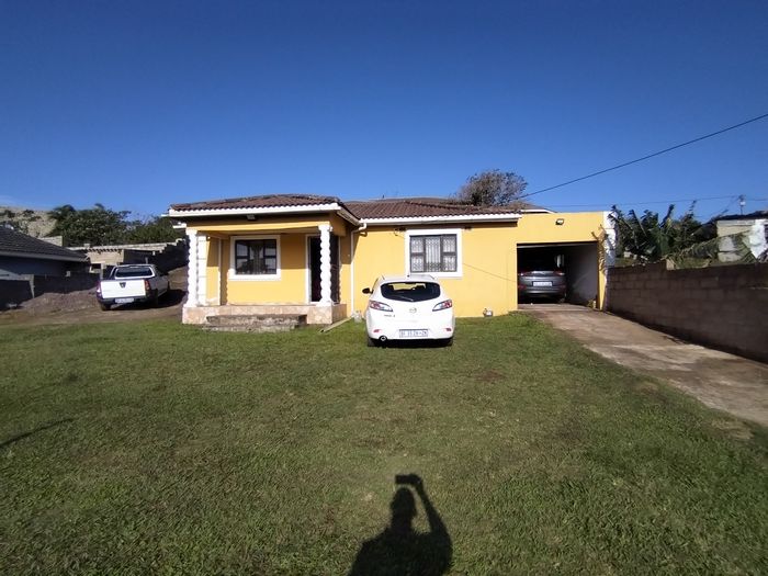 For Sale: House in Umgababa South with spacious yard, 2 bedrooms, and parking.