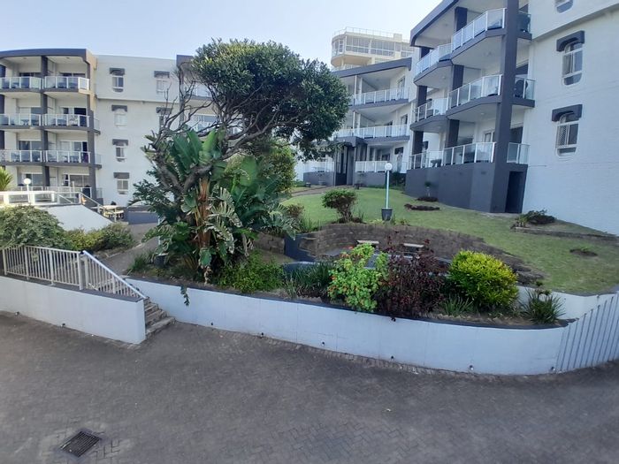 Flat for Sale in Margate Beach: 2 bedrooms, ocean views, beach access, ideal investment.