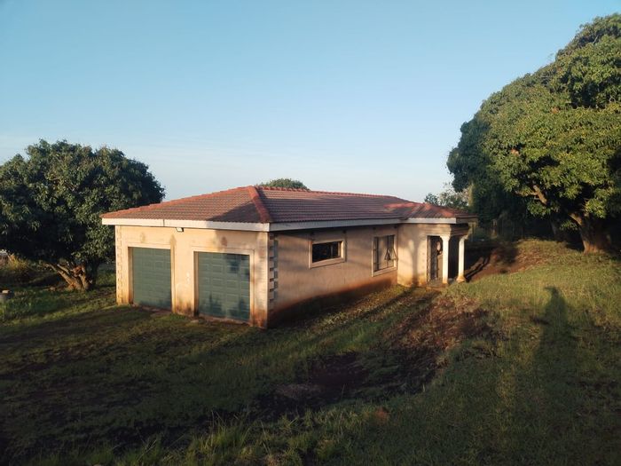 For Sale: House in Umgababa with 3 bedrooms, 2 garages, and spacious yard.