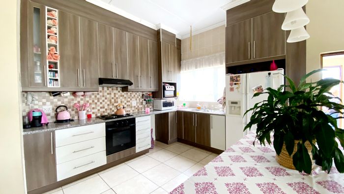 Elysium Central Apartment For Sale: 3 beds, ocean views, secure living, spacious layout.