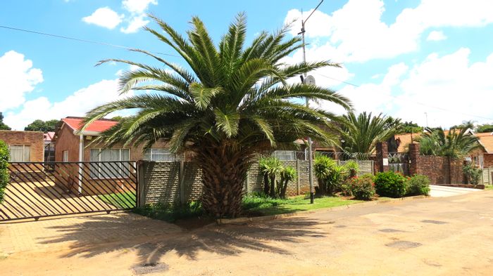 For Sale: Spacious 4-bedroom house in Randgate with double garage and braai area.