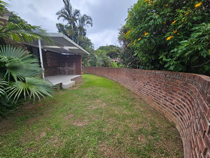 Amanzimtoti Townhouse To Rent: 2 beds, garden, garage, pet-friendly, prepaid utilities.
