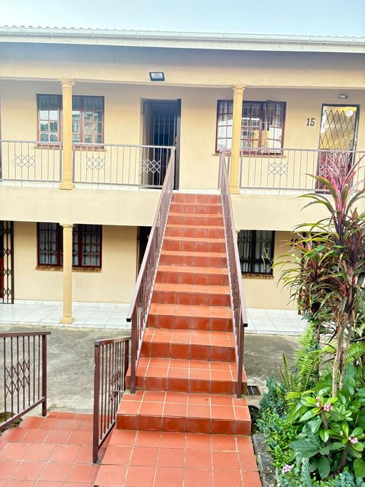 Flat To Rent in Shulton Park: 2 beds, en-suite, secure parking, close to amenities.