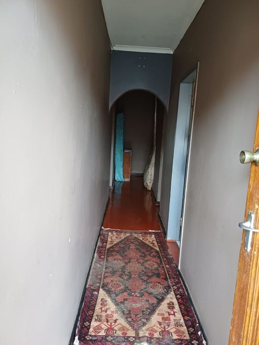 Windsor East Flat For Sale: 2-bed, secure parking, near Cresta Mall and schools.