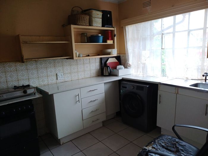 Windsor East Flat For Sale: 1 bed, secure parking, near Cresta Shopping Centre.