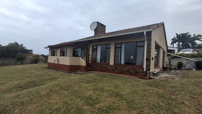 Uvongo House For Sale: Sea views, income potential, spacious outdoor entertaining area.