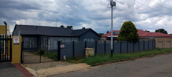 Lewisham House For Sale: 4 bedrooms, rental flatlets, ample parking, convenient location.