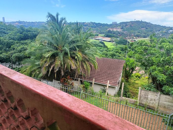 Amanzimtoti Apartment For Sale: Spacious 3-bed, secret garden, panoramic views, secure complex.