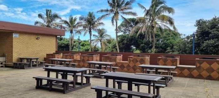 Amanzimtoti Apartment To Rent: 2 Bedrooms, Pool, Secure Parking, Close to Amenities.