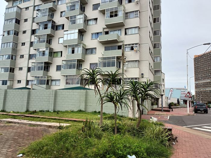 Amanzimtoti Central Flat For Sale: Beachfront access, sea views, security, communal amenities.