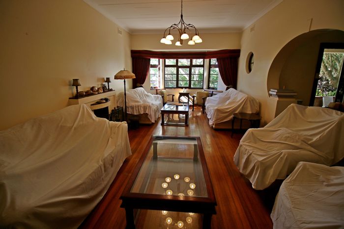 For Sale: Spacious Vincent house with pool, flat, and ample parking.