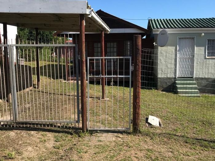 House for Sale in Mdantsane Nu 15: 2 bedrooms, carport, fenced yard, close to amenities.