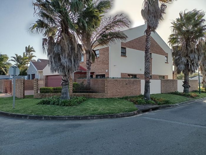 Blue Bend House For Sale: Gym, jacuzzi, private courtyard, and walking distance to beach.