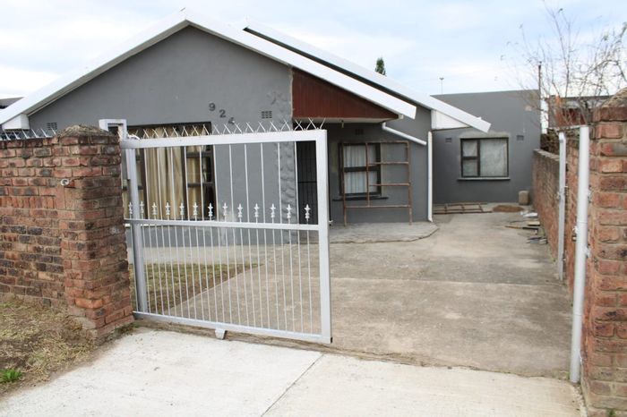For Sale: House in Mdantsane Nu 9, 3 beds, flatlet, near mall and schools.
