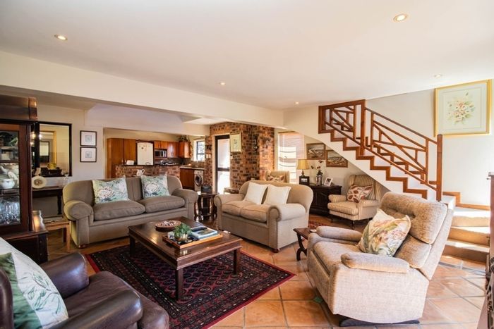 Charming Glen Navar house with garden, garage, security, and nearby amenities. For Sale.