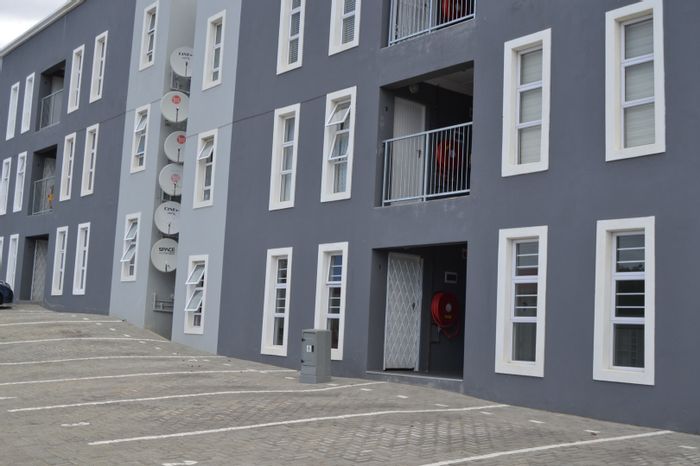 For Sale: 3-Bedroom Apartment in Cambridge West with Open Plan Living and Parking.