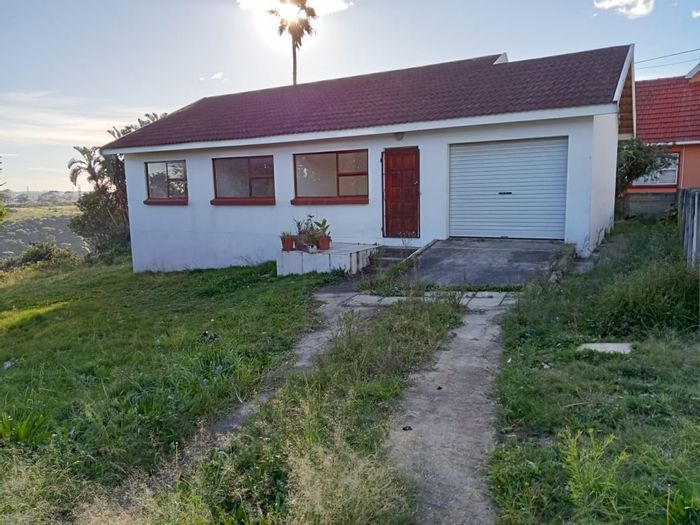 For Sale: House in Greenfields with 3 bedrooms, garage, and valley views.