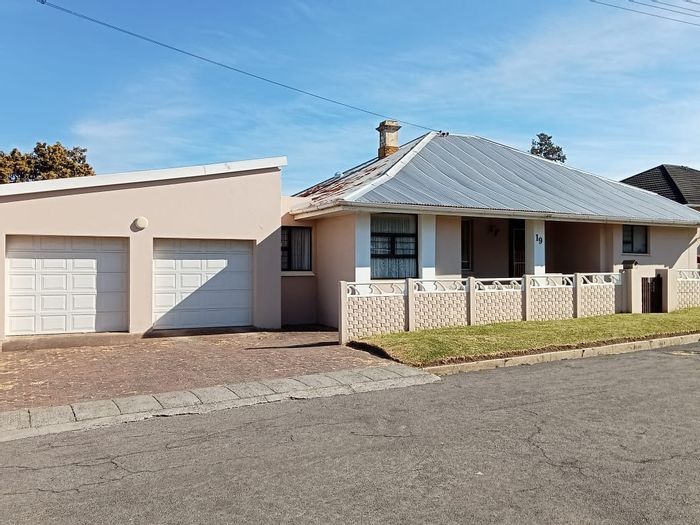 Cambridge House For Sale: 4 Bedrooms, Pool, Granny Flat, Double Garage.