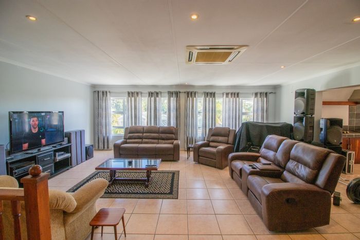 Nahoon Townhouse For Sale: 3 bedrooms, 3 bathrooms, outdoor braai, and Jacuzzi.