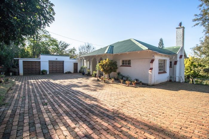 For Sale: Spacious Vincent house with 3 bedrooms, flat potential, and large grounds.