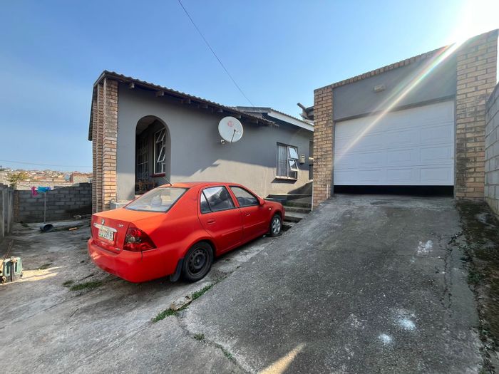 For Sale: 3-bedroom house with flat, garage, and laundry in Mdantsane.