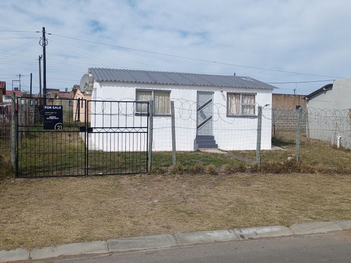 House for Sale in Mdantsane: 2 Bedrooms, New Bathroom, Close to Amenities.