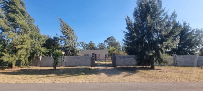 House for sale in Berlin: 3 bedrooms, open-plan kitchen, spacious land for expansion.