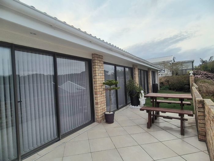 For Sale: House in Cintsa West with 4 bedrooms, entertainment areas, and sea views.