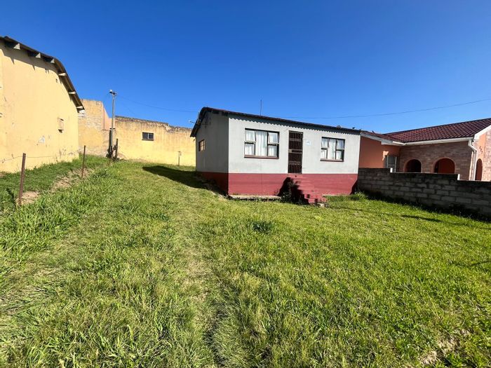 Mdantsane House For Sale: 2 Bedrooms, yard, covered parking for 8 vehicles.