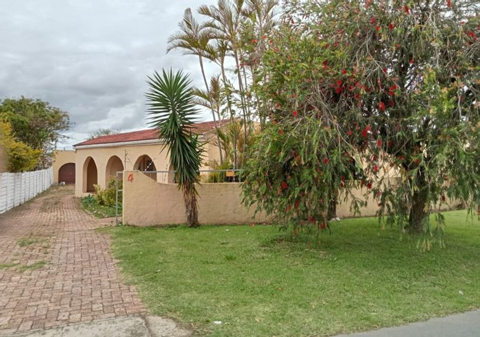 For Sale: House in Greenfields with 3 bedrooms, double garage, and flexible layout.