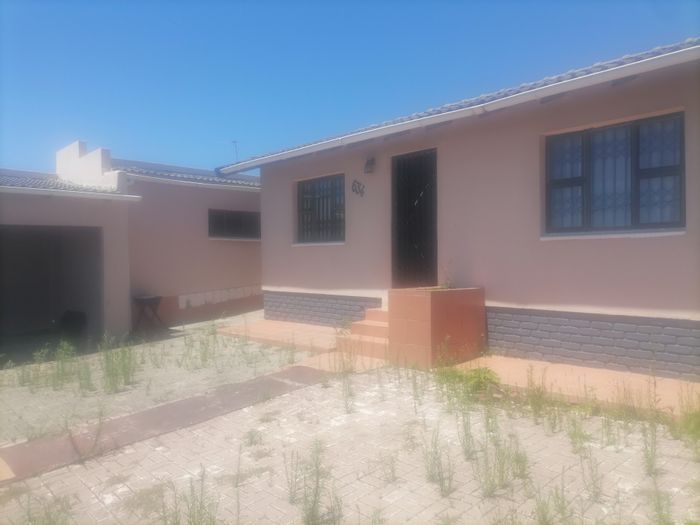 For Sale: House in Phakamisa with flats, garage, and spacious backyard.