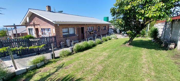 Dual-dwelling house for sale in Sunrise On Sea with pool and garages.