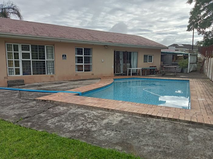 Family home for sale in Greenfields with pool, garage, and versatile room.