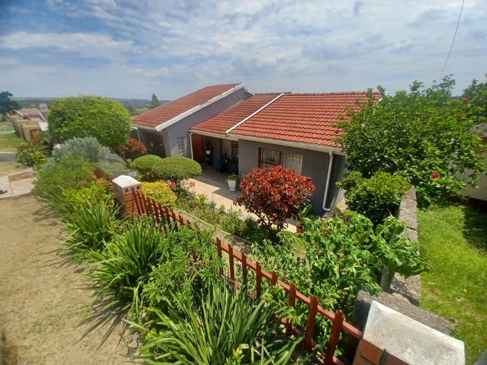 For Sale: House in Phakamisa with 3 bedrooms, garage, and tranquil garden.
